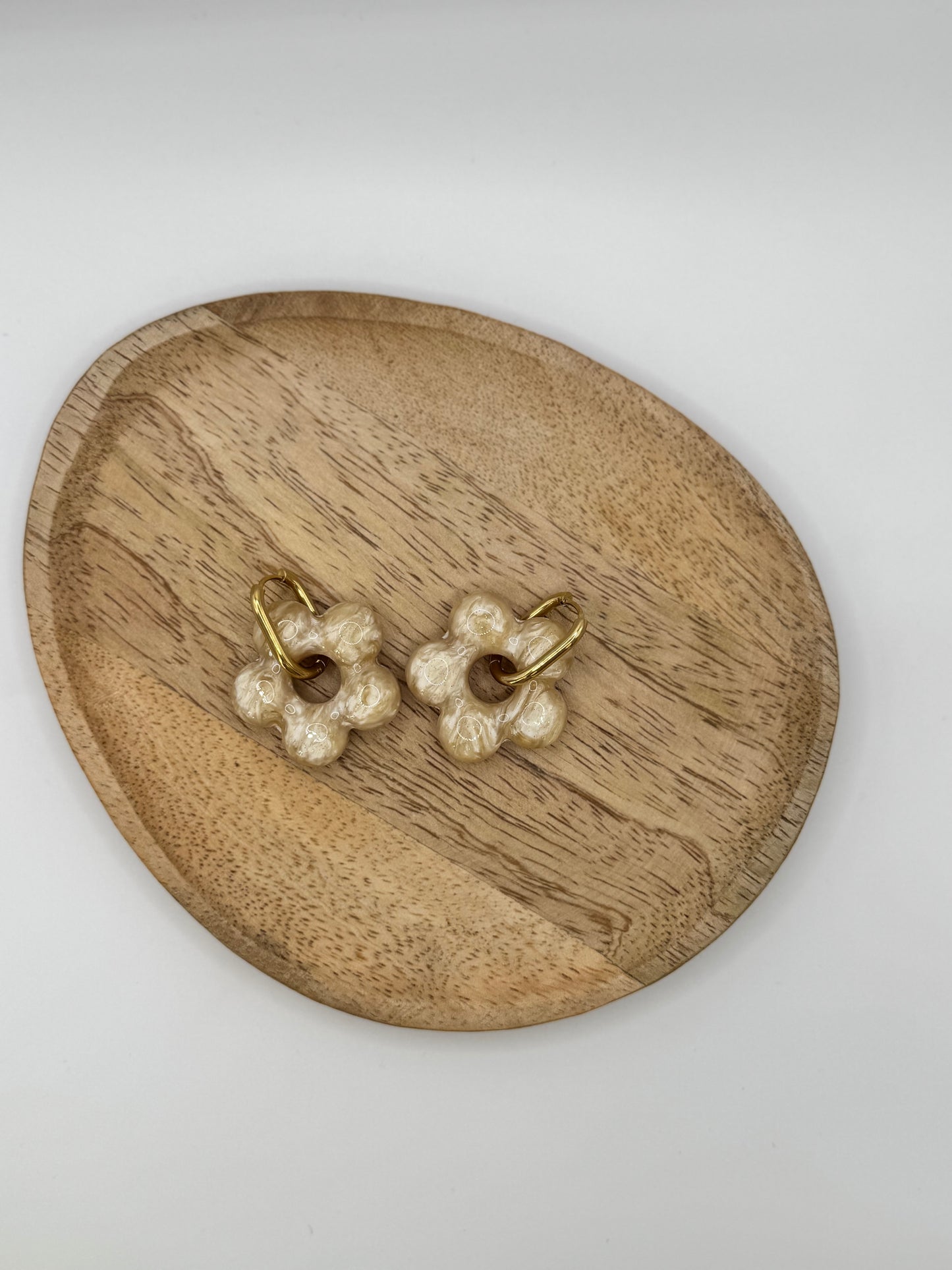 Boucles fleurs beige