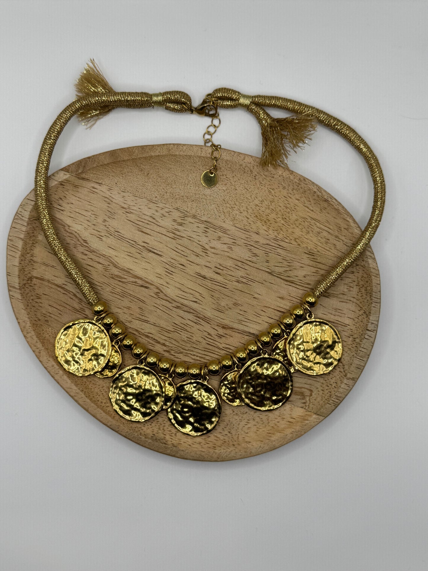 Collier médaillon cordon