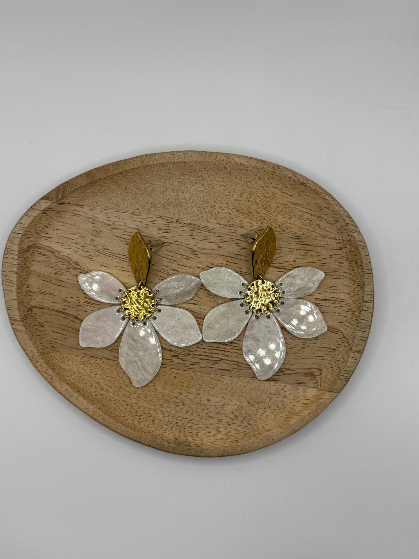 Boucles fleur blanches