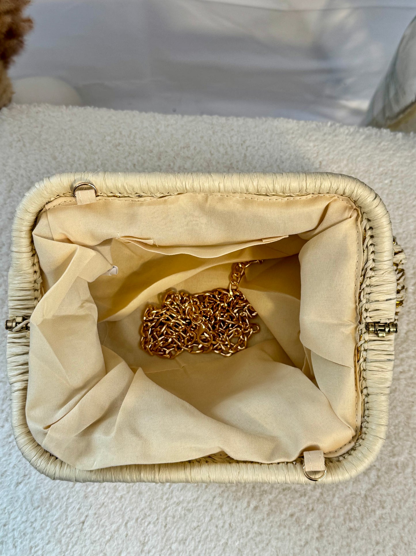 Pochette raphia dorée